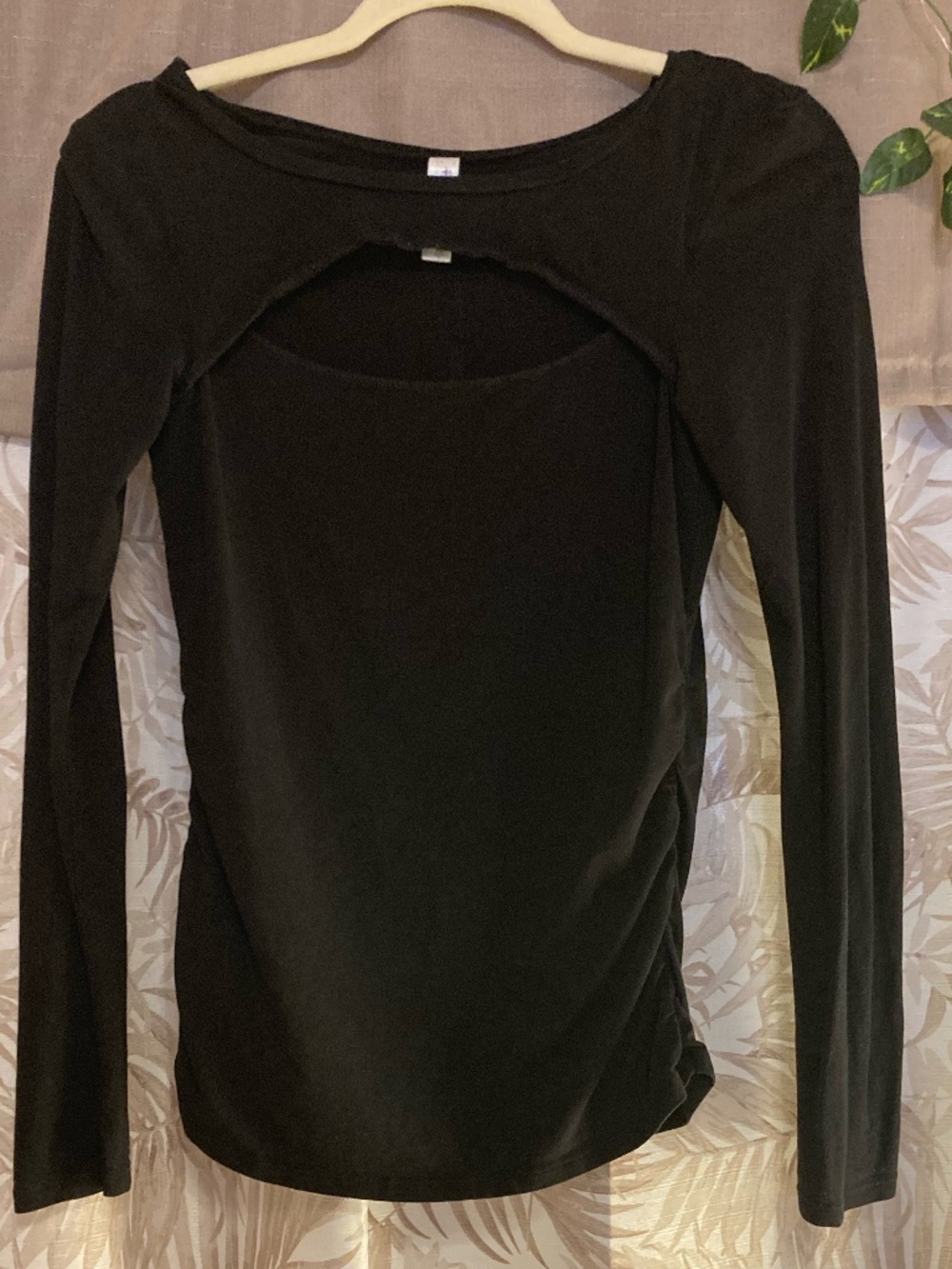 Soybu Ruched Long-sleeved Black Top with Front Eyelet Small